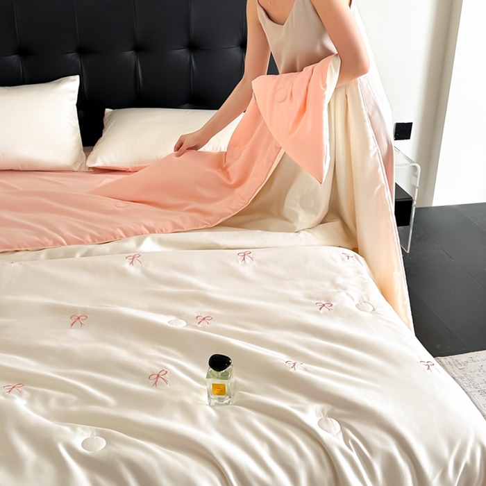 91家纺网 家纺一手货源 找家纺 绒世界 2025春夏水洗冰丝夏被四件套满绣系列 蝴蝶结-奶白粉