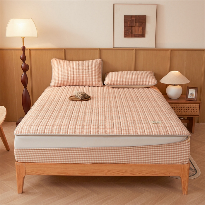 91家纺网 家纺一手货源 找家纺 伊人坊2025新款全棉色织水洗棉六面全包床笠床垫保护套无印风 单层床围-粉小格