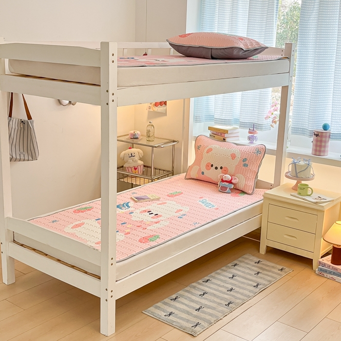 91家纺网 家纺一手货源 找家纺 川悦生活 2025新款大阪宿舍凉感丝凉席 奶泡小熊