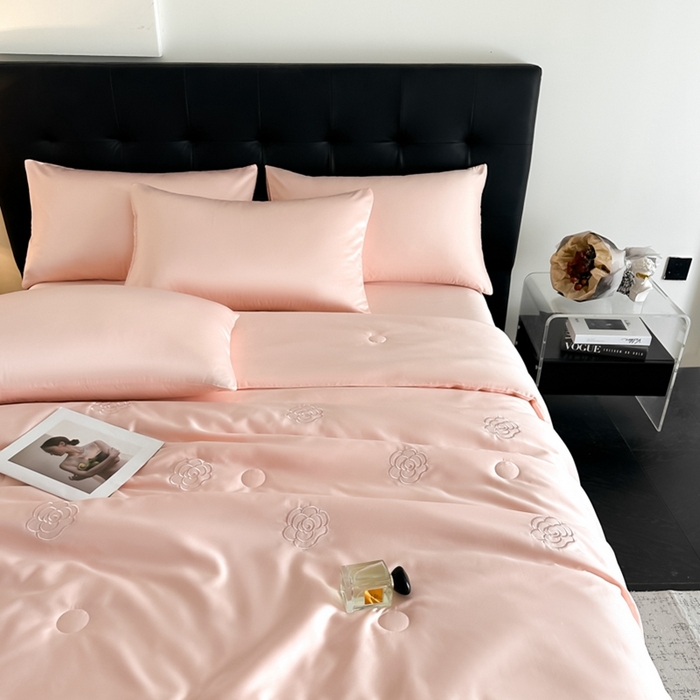 91家纺网 家纺一手货源 找家纺 绒世界 2025春夏水洗冰丝夏被四件套满绣系列 山茶花-粉