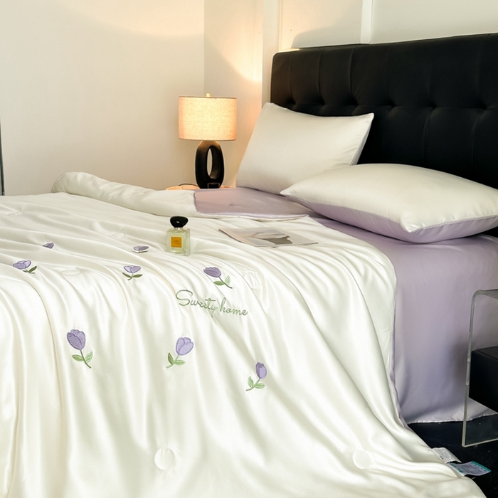 91家纺网 家纺一手货源 找家纺 绒世界 2025春夏水洗冰丝夏被四件套满绣系列 郁金香-奶白紫