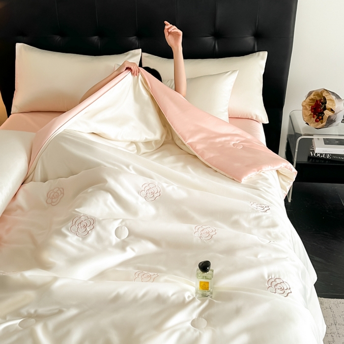 91家纺网 家纺一手货源 找家纺 绒世界 2025春夏水洗冰丝夏被四件套满绣系列 山茶花-奶白粉