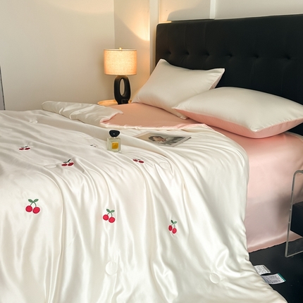 绒世界 2025春夏水洗冰丝夏被四件套满绣系列 樱桃-奶白粉