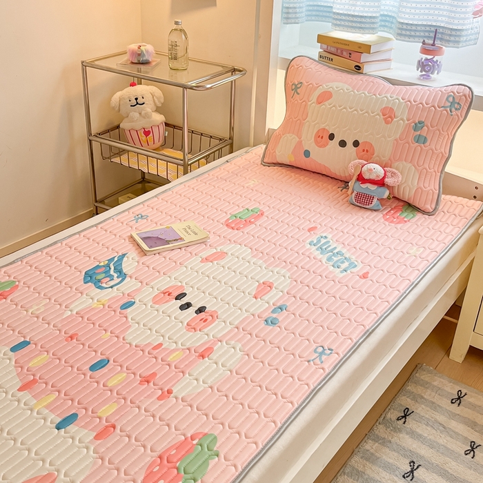 91家纺网 家纺一手货源 找家纺 川悦生活 2025新款大阪宿舍凉感丝凉席 奶泡小熊