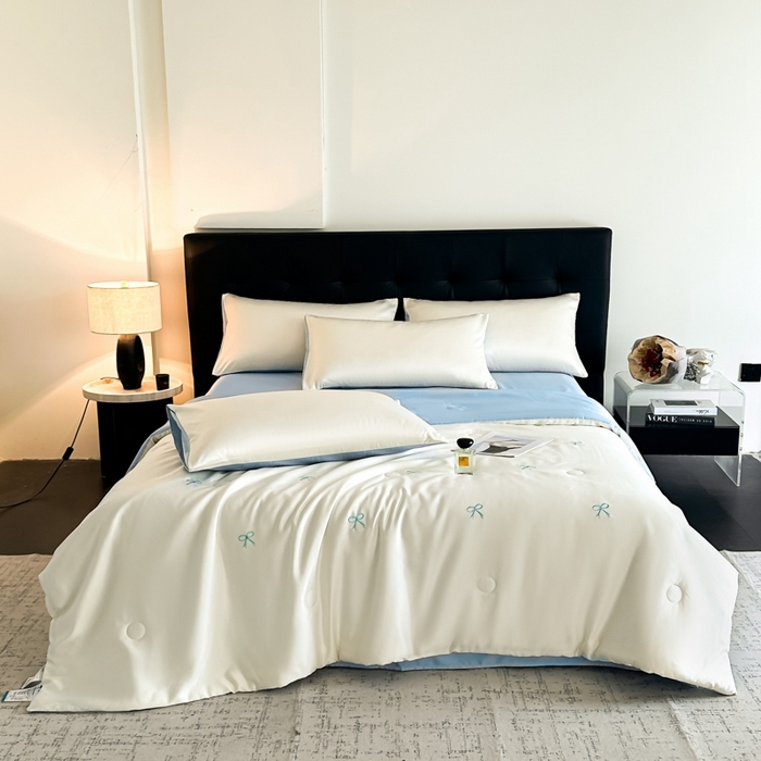 91家纺网 家纺一手货源 找家纺 绒世界 2025春夏水洗冰丝夏被四件套满绣系列 蝴蝶结-奶白蓝