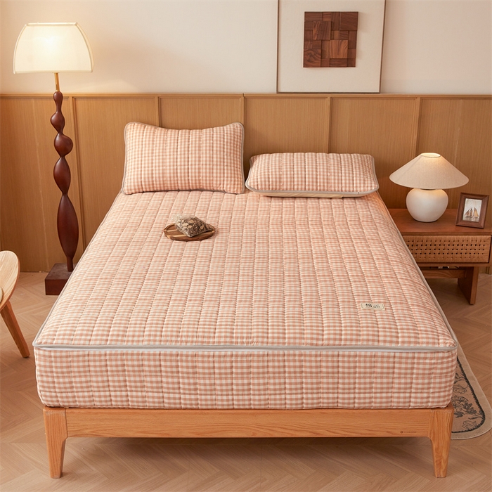 91家纺网 家纺一手货源 找家纺 伊人坊2025新款全棉色织水洗棉六面全包床笠床垫保护套无印风 夹棉床围-粉小格