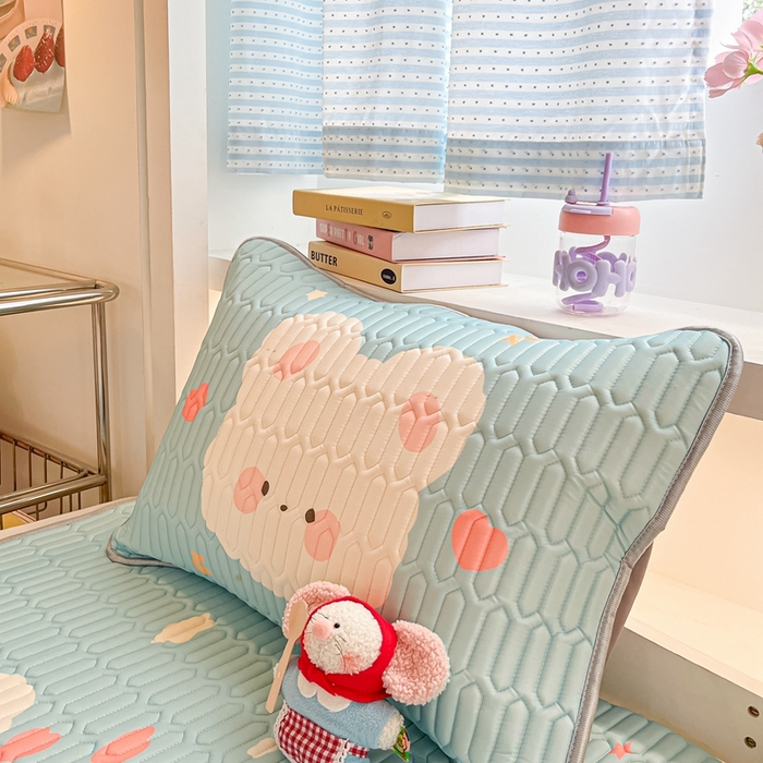 91家纺网 家纺一手货源 找家纺 川悦生活 2025新款大阪宿舍凉感丝凉席 奶熊日记