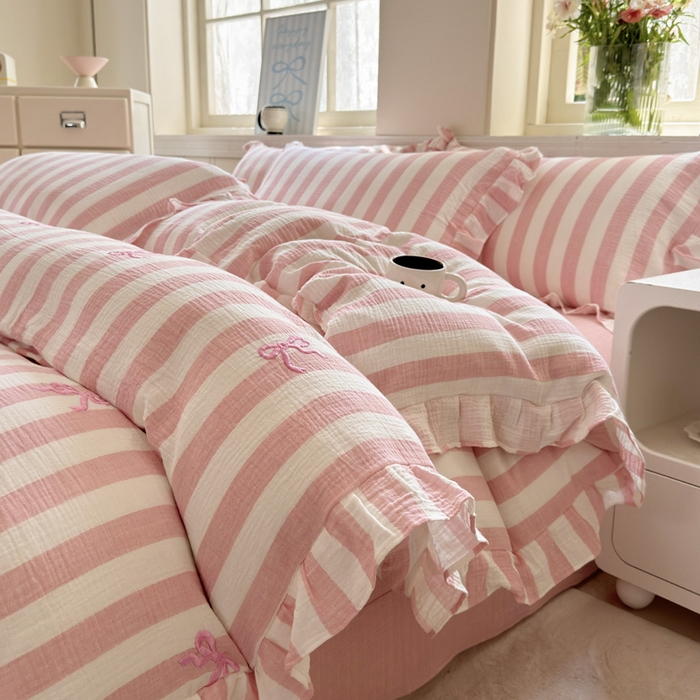 91家纺网 家纺一手货源 找家纺 2025新品全棉色织皱皱纱刺绣款四件套 爱丽丝的梦 粉