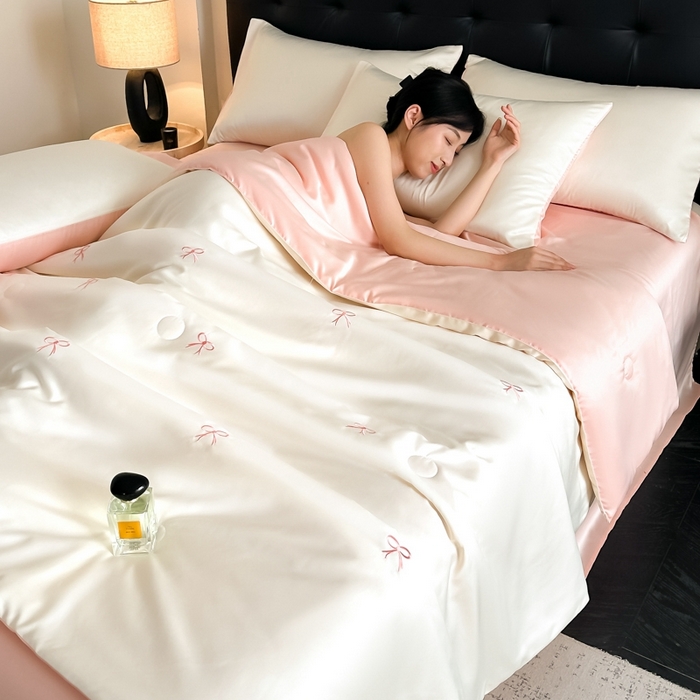 91家纺网 家纺一手货源 找家纺 绒世界 2025春夏水洗冰丝夏被四件套满绣系列 蝴蝶结-奶白粉