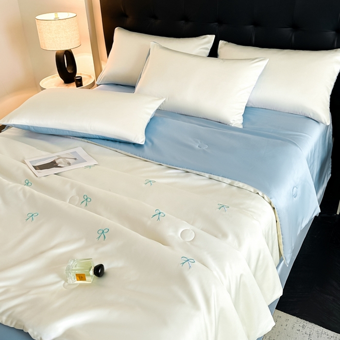 91家纺网 家纺一手货源 找家纺 绒世界 2025春夏水洗冰丝夏被四件套满绣系列 蝴蝶结-奶白蓝