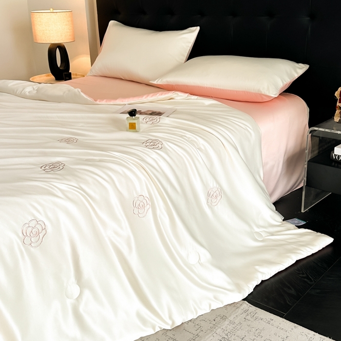 91家纺网 家纺一手货源 找家纺 绒世界 2025春夏水洗冰丝夏被四件套满绣系列 山茶花-奶白粉