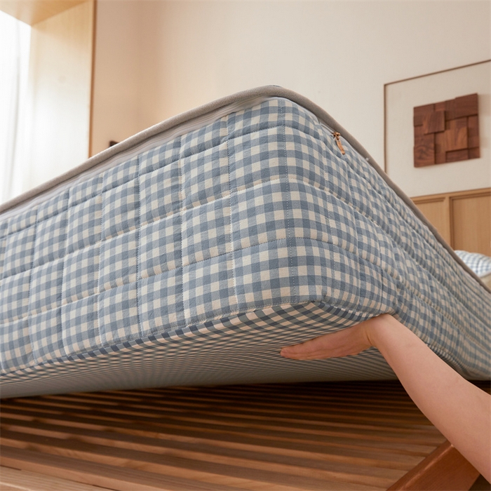 91家纺网 家纺一手货源 找家纺 伊人坊2025新款全棉色织水洗棉六面全包床笠床垫保护套无印风 夹棉床围-蓝小格