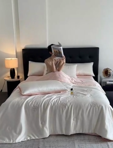 91家纺网 家纺一手货源 找家纺 绒世界 2025春夏水洗冰丝夏被四件套满绣系列 山茶花-奶白粉