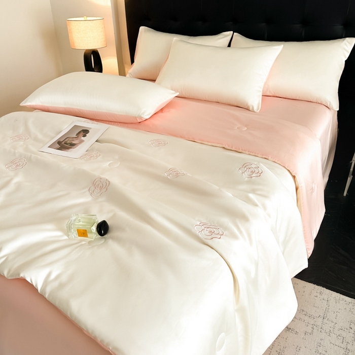 91家纺网 家纺一手货源 找家纺 绒世界 2025春夏水洗冰丝夏被四件套满绣系列 山茶花-奶白粉