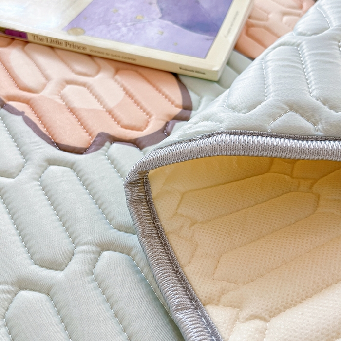 91家纺网 家纺一手货源 找家纺 川悦生活 2025新款大阪宿舍凉感丝凉席 奶芙熊仔