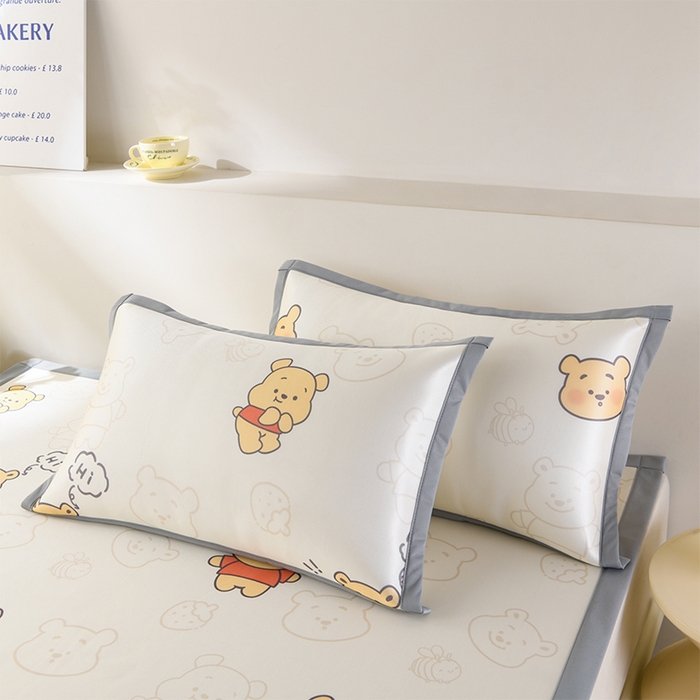 91家纺网 家纺一手货源 找家纺 牵依 2025春夏新款A类碳光冰丝席凉感印花三明治凉席 维尼熊