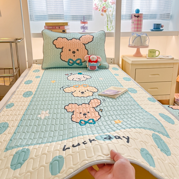 91家纺网 家纺一手货源 找家纺 川悦生活 2025新款大阪宿舍凉感丝凉席 旺仔啵啵