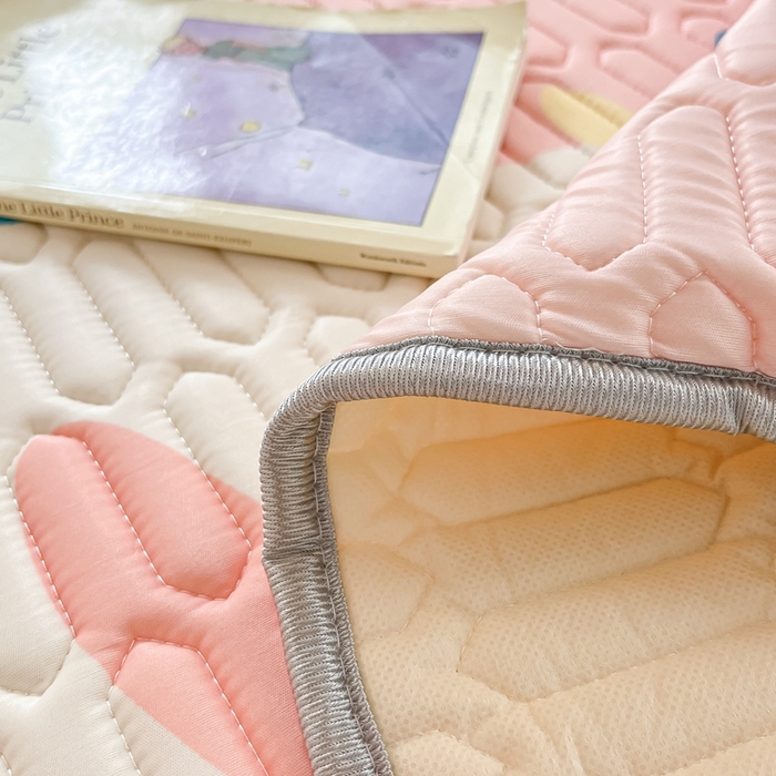 91家纺网 家纺一手货源 找家纺 川悦生活 2025新款大阪宿舍凉感丝凉席 奶泡小熊