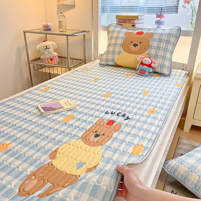 91家纺网 家纺一手货源 找家纺 川悦生活 2025新款大阪宿舍凉感丝凉席 星派熊仔