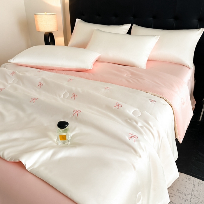 91家纺网 家纺一手货源 找家纺 绒世界 2025春夏水洗冰丝夏被四件套满绣系列 蝴蝶结-奶白粉