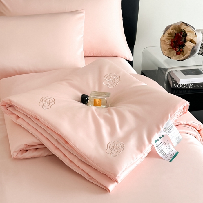 91家纺网 家纺一手货源 找家纺 绒世界 2025春夏水洗冰丝夏被四件套满绣系列 山茶花-粉