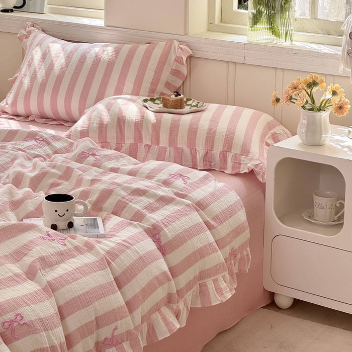 91家纺网 家纺一手货源 找家纺 2025新品全棉色织皱皱纱刺绣款四件套 爱丽丝的梦 粉