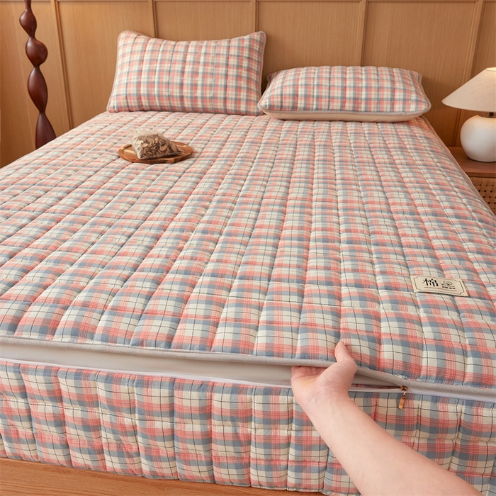 91家纺网 家纺一手货源 找家纺 伊人坊2025新款全棉色织水洗棉六面全包床笠床垫保护套无印风 夹棉床围-贝拉粉