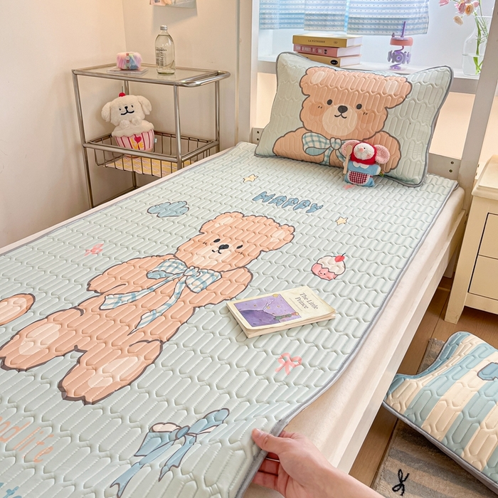 91家纺网 家纺一手货源 找家纺 川悦生活 2025新款大阪宿舍凉感丝凉席 奶芙熊仔