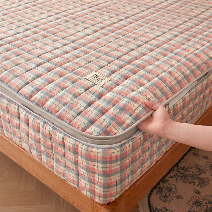 91家纺网 家纺一手货源 找家纺 伊人坊2025新款全棉色织水洗棉六面全包床笠床垫保护套无印风 夹棉床围-贝拉粉