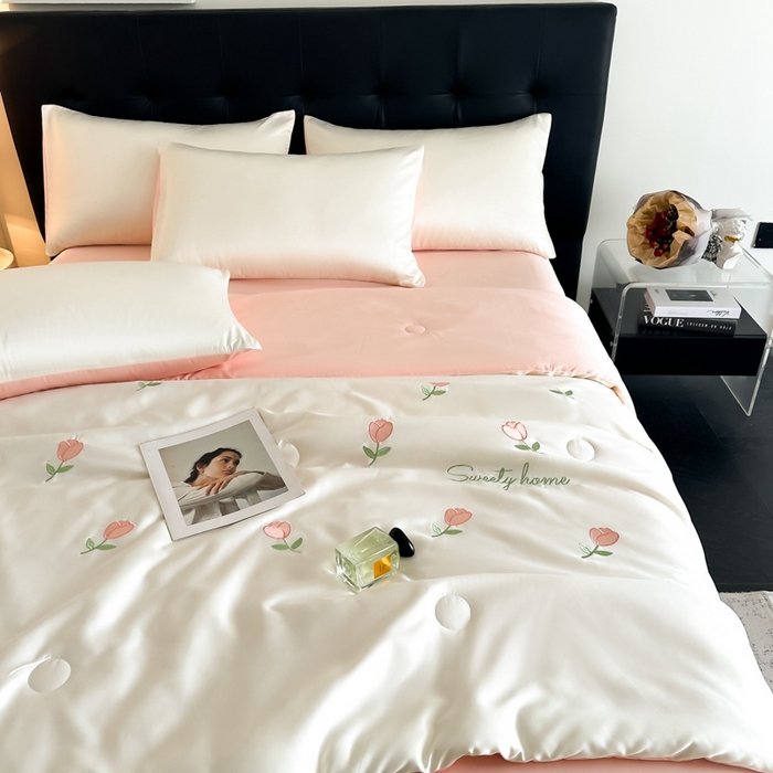 91家纺网 家纺一手货源 找家纺 绒世界 2025春夏水洗冰丝夏被四件套满绣系列 郁金香-奶白粉