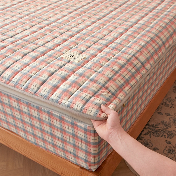 91家纺网 家纺一手货源 找家纺 伊人坊2025新款全棉色织水洗棉六面全包床笠床垫保护套无印风 单层床围-贝拉粉