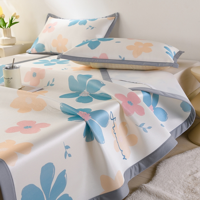 91家纺网 家纺一手货源 找家纺 牵依 2025春夏新款A类碳光冰丝席凉感印花三明治凉席 蓝色花海