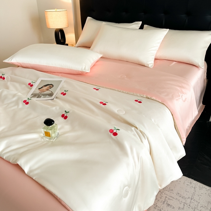 91家纺网 家纺一手货源 找家纺 绒世界 2025春夏水洗冰丝夏被四件套满绣系列 樱桃-奶白粉