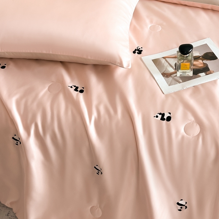 91家纺网 家纺一手货源 找家纺 绒世界 2025春夏水洗冰丝夏被四件套满绣系列 熊猫-粉米