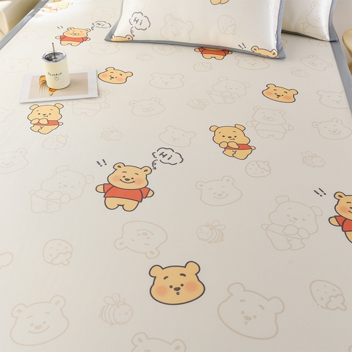 91家纺网 家纺一手货源 找家纺 牵依 2025春夏新款A类碳光冰丝席凉感印花三明治凉席 维尼熊