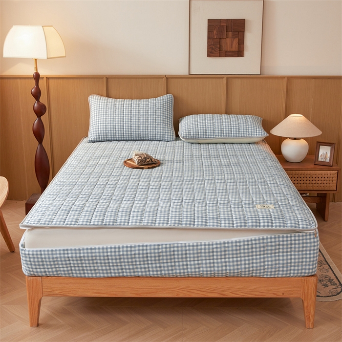 91家纺网 家纺一手货源 找家纺 伊人坊2025新款全棉色织水洗棉六面全包床笠床垫保护套无印风 夹棉床围-蓝小格