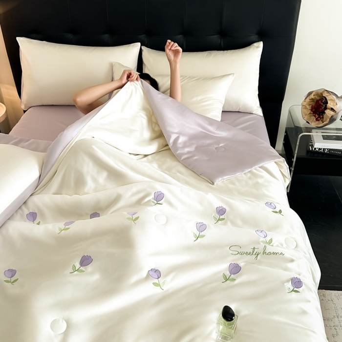 91家纺网 家纺一手货源 找家纺 绒世界 2025春夏水洗冰丝夏被四件套满绣系列 郁金香-奶白紫