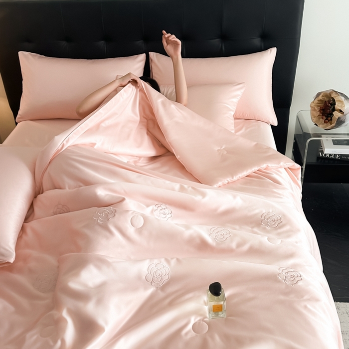 91家纺网 家纺一手货源 找家纺 绒世界 2025春夏水洗冰丝夏被四件套满绣系列 山茶花-粉