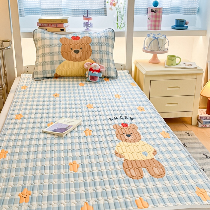 91家纺网 家纺一手货源 找家纺 川悦生活 2025新款大阪宿舍凉感丝凉席 星派熊仔