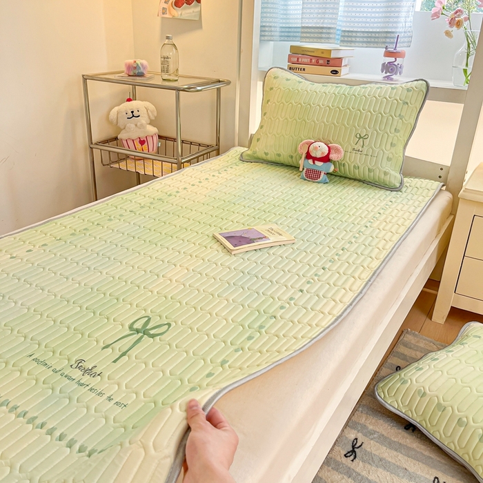 91家纺网 家纺一手货源 找家纺 川悦生活 2025新款大阪宿舍凉感丝凉席 夏天物语