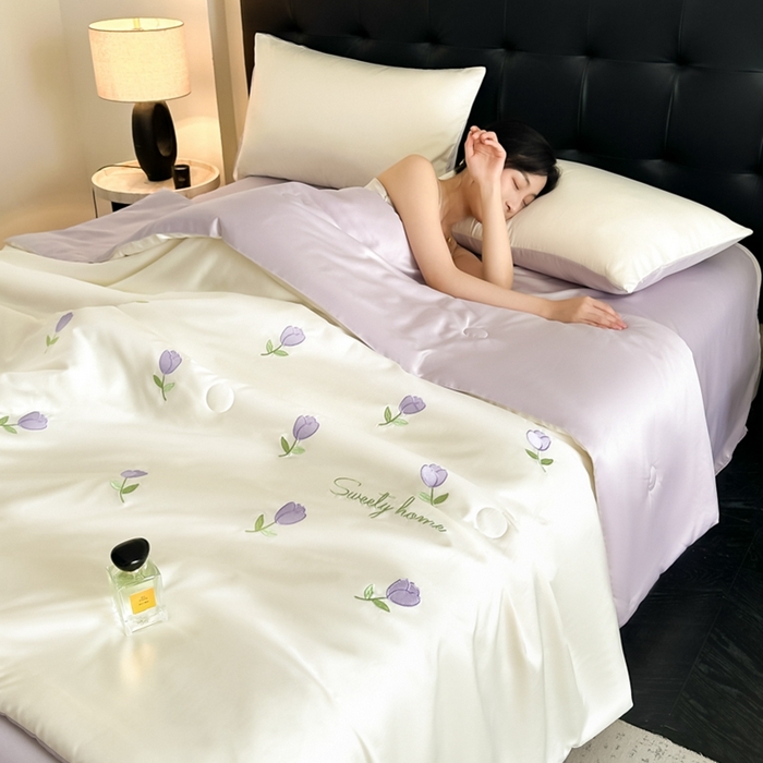 91家纺网 家纺一手货源 找家纺 绒世界 2025春夏水洗冰丝夏被四件套满绣系列 郁金香-奶白紫