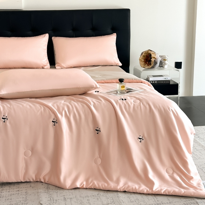 91家纺网 家纺一手货源 找家纺 绒世界 2025春夏水洗冰丝夏被四件套满绣系列 熊猫-粉米