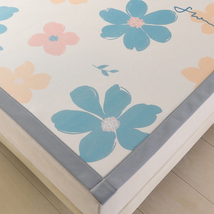 91家纺网 家纺一手货源 找家纺 牵依 2025春夏新款A类碳光冰丝席凉感印花三明治凉席 蓝色花海