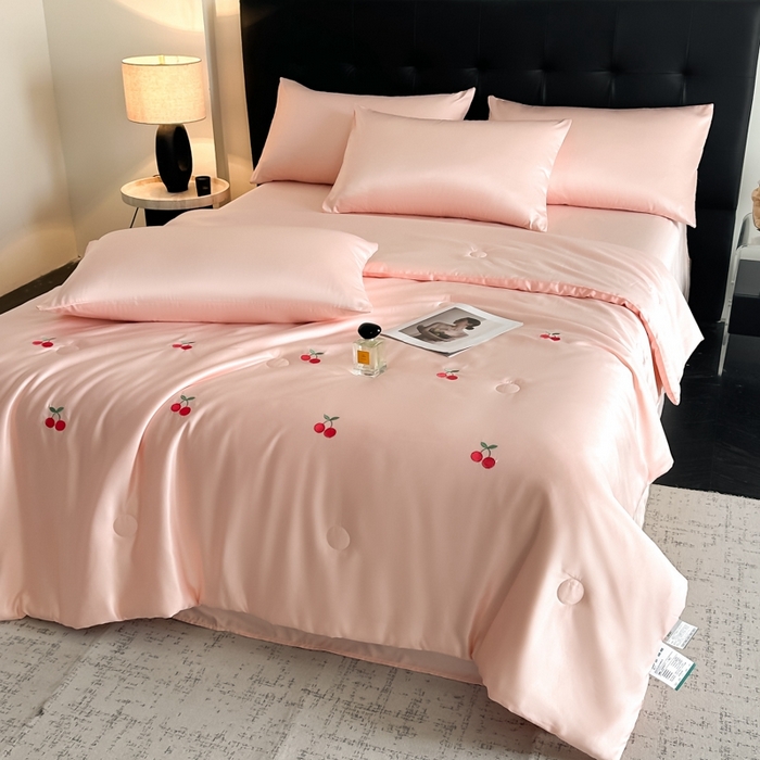 91家纺网 家纺一手货源 找家纺 绒世界 2025春夏水洗冰丝夏被四件套满绣系列 樱桃-粉