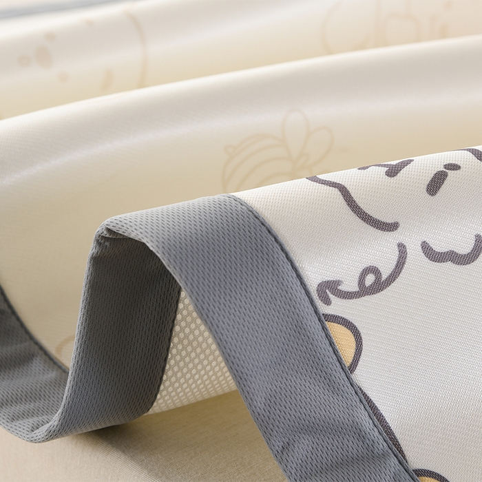 91家纺网 家纺一手货源 找家纺 牵依 2025春夏新款A类碳光冰丝席凉感印花三明治凉席 维尼熊