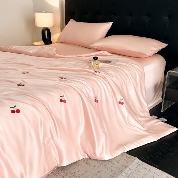 91家纺网 家纺一手货源 找家纺 绒世界 2025春夏水洗冰丝夏被四件套满绣系列 樱桃-粉