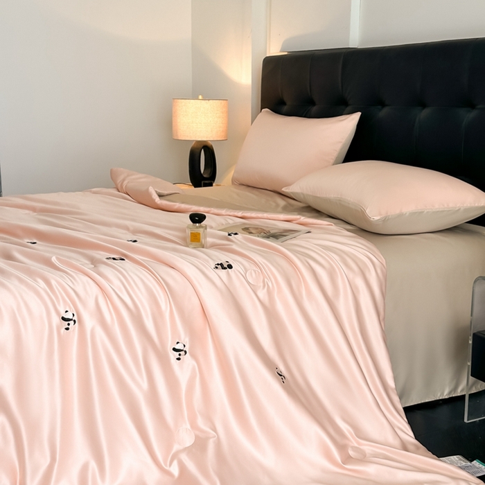 91家纺网 家纺一手货源 找家纺 绒世界 2025春夏水洗冰丝夏被四件套满绣系列 熊猫-粉米