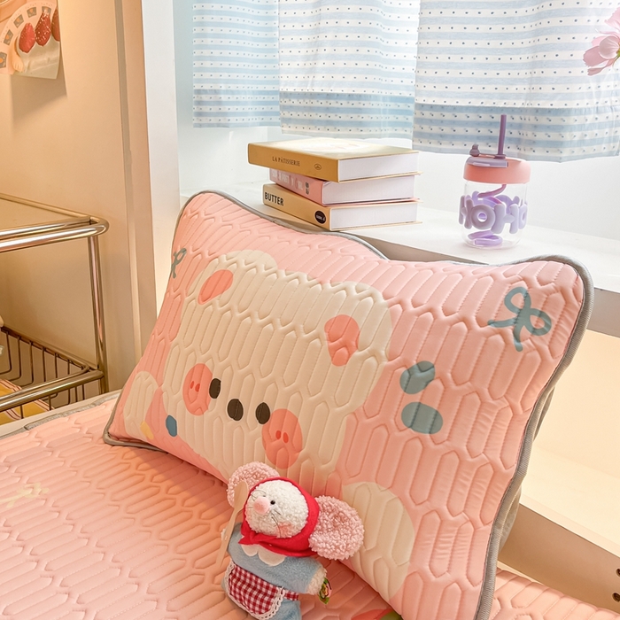 91家纺网 家纺一手货源 找家纺 川悦生活 2025新款大阪宿舍凉感丝凉席 奶泡小熊