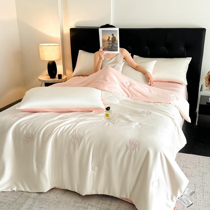 91家纺网 家纺一手货源 找家纺 绒世界 2025春夏水洗冰丝夏被四件套满绣系列 山茶花-奶白粉