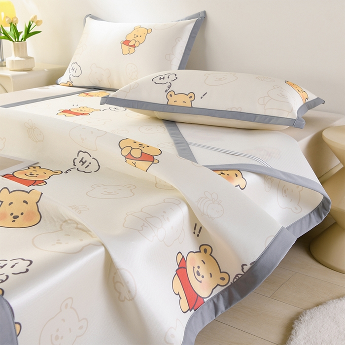 91家纺网 家纺一手货源 找家纺 牵依 2025春夏新款A类碳光冰丝席凉感印花三明治凉席 维尼熊